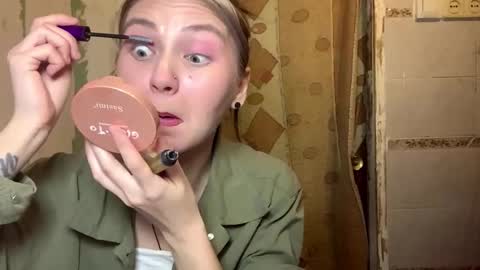 Lola online show from 10-30-25, 09:15