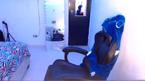 Caylinn online show from 11-24-25, 02:17