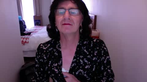 Snapshot of cdelle chatting on 12-08-24, 02:28 Elle online show from 12-08-24, 02:28