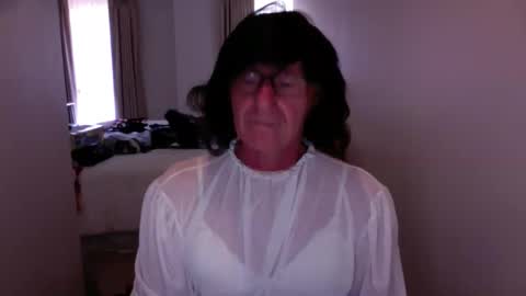 Snapshot of cdelle chatting on 02-09-25, 02:06 Elle online show from 02-09-25, 02:06