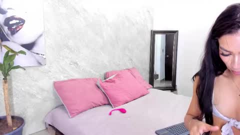 Snapshot of chanel_munoz chatting on 11-30-25, 04:05 online show from 11-30-25, 04:05