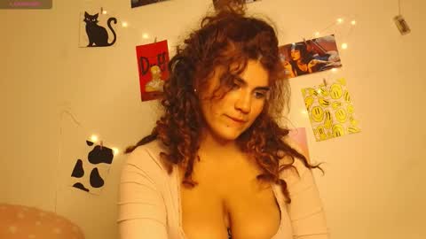 Snapshot of chantal_leon chatting on 10-16-25, 03:40 online show from 10-16-25, 03:40