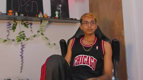 Snapshot of charlieerusso chatting on 02-10-25, 02:08 Charles Russo online show from 02-10-25, 02:08