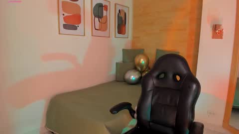 charlotte  grey online show from 12-15-25, 01:37