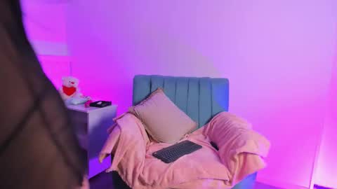 Snapshot of charlottee01_ chatting on 02-18-26, 11:17 Charlottee01 online show from 02-18-26, 11:17