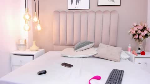 charlottee_evans1 online show from 09-19-25, 01:34