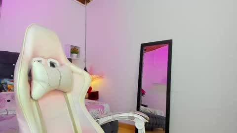 Snapshot of charly_morningstar chatting on 09-24-25, 05:11 Charly online show from 09-24-25, 05:11