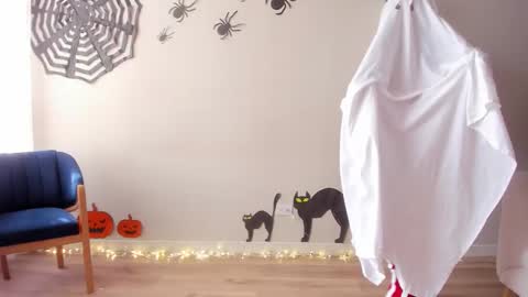 Snapshot of cheek_chic12 chatting on 10-29-25, 08:21 Regina Phalange online show from 10-29-25, 08:21