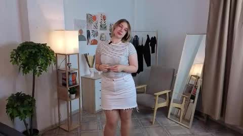 Snapshot of cherellehowieson chatting on 10-20-25, 04:18 Pauline its my first day online show from 10-20-25, 04:18
