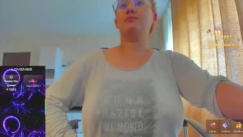 Snapshot of cherry_pie_69 chatting on 10-28-25, 11:47 mayra online show from 10-28-25, 11:47