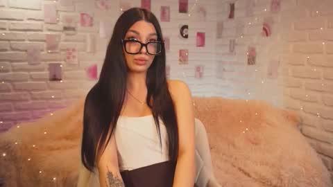 Snapshot of cherrypeery chatting on 10-15-25, 04:23 Kiki online show from 10-15-25, 04:23