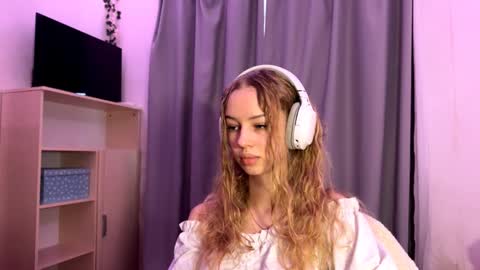Snapshot of cherryrush951544 chatting on 10-14-25, 05:08 Evie online show from 10-14-25, 05:08