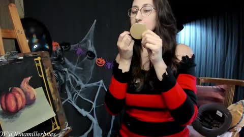 Snapshot of chilicheesebite chatting on 10-31-25, 05:14 Nina online show from 10-31-25, 05:14