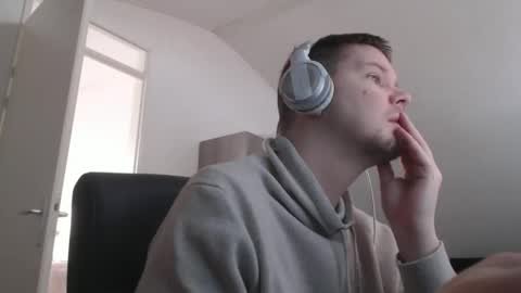 chillzonecam online show from 12-20-25, 11:50