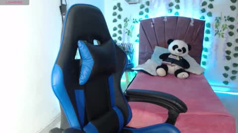 Snapshot of chloe_laurent03 chatting on 10-21-25, 08:31 CHLOE online show from 10-21-25, 08:31