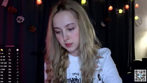 Snapshot of chloe_novel chatting on 10-28-25, 03:43 Chloe online show from 10-28-25, 03:43