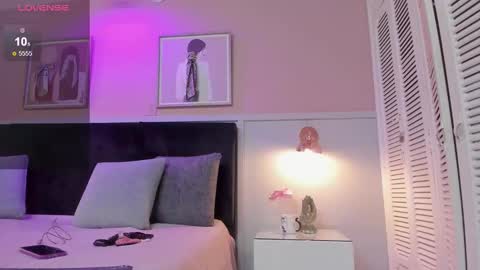 Snapshot of chloe_watson_ chatting on 10-29-25, 07:48 online show from 10-29-25, 07:48