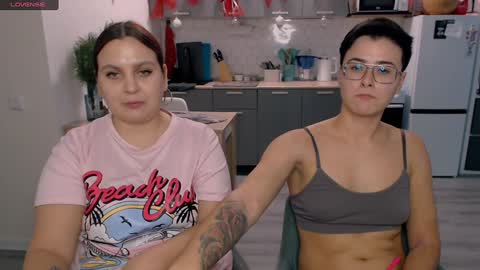 Snapshot of chloe_x_ chatting on 12-20-24, 10:00 Eva and Sandra online show from 12-20-24, 10:00