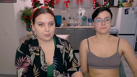 Snapshot of chloe_x_ chatting on 12-30-24, 08:58 Eva and Sandra online show from 12-30-24, 08:58