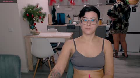 Snapshot of chloe_x_ chatting on 01-04-25, 07:44 Eva and Sandra online show from 01-04-25, 07:44