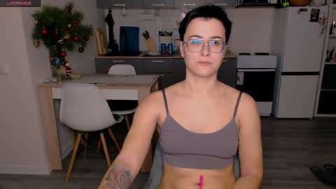 Snapshot of chloe_x_ chatting on 01-08-25, 04:54 Eva and Sandra online show from 01-08-25, 04:54