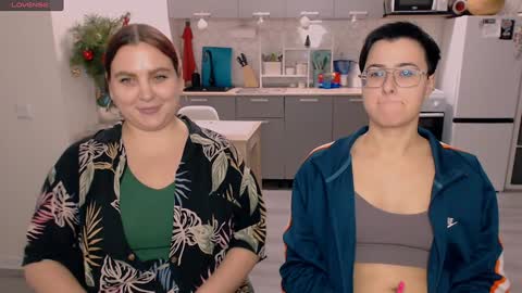 Snapshot of chloe_x_ chatting on 01-08-25, 10:58 Eva and Sandra online show from 01-08-25, 10:58