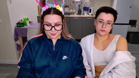 Snapshot of chloe_x_ chatting on 02-25-26, 06:23 Eva and Sandra online show from 02-25-26, 06:23