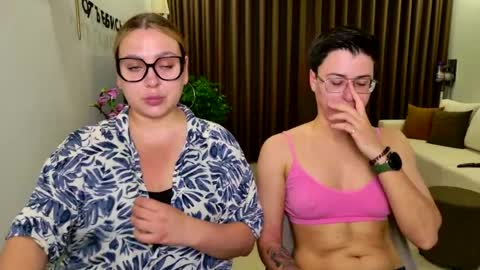 Snapshot of chloe_x_ chatting on 04-04-26, 02:14 Eva and Sandra online show from 04-04-26, 02:14