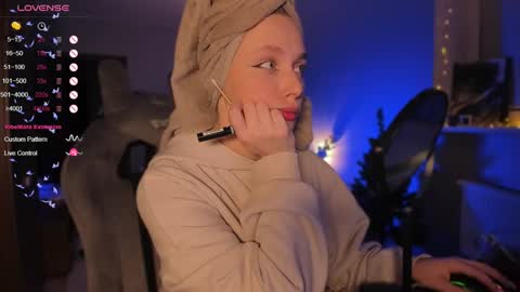 Snapshot of chloegins chatting on 12-13-24, 07:43 chloegins online show from 12-13-24, 07:43