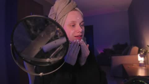 Snapshot of chloegins chatting on 12-21-24, 06:12 chloegins online show from 12-21-24, 06:12