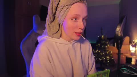 Snapshot of chloegins chatting on 12-28-24, 03:26 chloegins online show from 12-28-24, 03:26