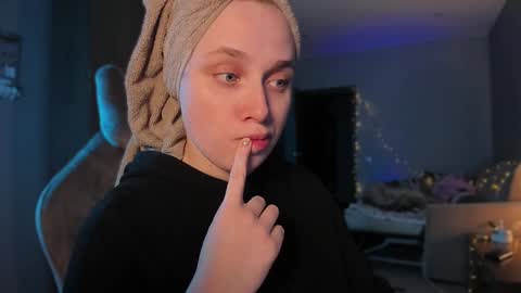 Snapshot of chloegins chatting on 01-21-25, 06:00 chloegins online show from 01-21-25, 06:00