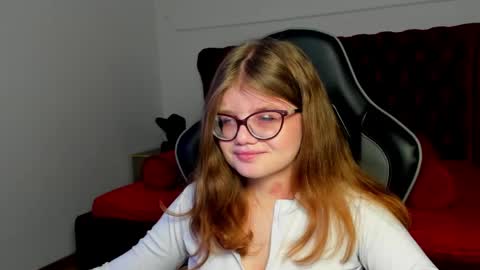 ChloeHalses online show from 04-12-26, 05:07