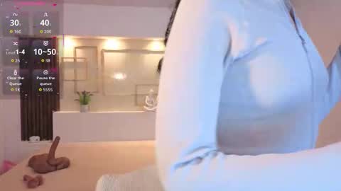 Chloe Moon online show from 10-27-25, 12:42