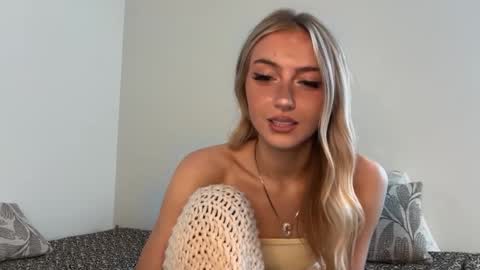 Snapshot of chloeros3e chatting on 09-15-25, 08:20 chloeros3e online show from 09-15-25, 08:20