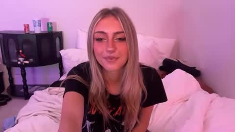 Snapshot of chloeros3e chatting on 09-30-25, 10:20 chloeros3e online show from 09-30-25, 10:20