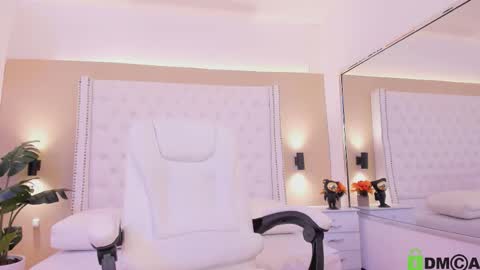 chlowe online show from 12-18-25, 04:18