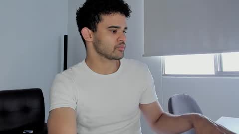 Im Chirs IM MODEL INDEPENDT online show from 10-20-25, 03:01