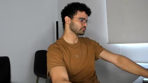 Im Chirs IM MODEL INDEPENDT online show from 11-10-25, 03:33