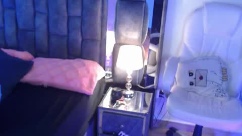 Snapshot of christaly_1 chatting on 10-19-25, 06:14 Christal online show from 10-19-25, 06:14