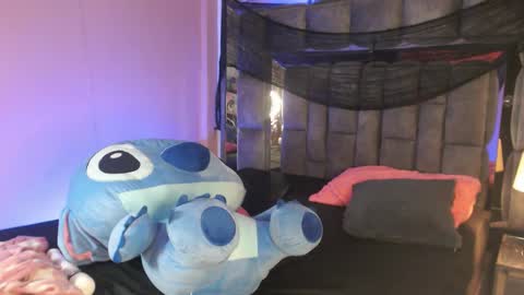 Snapshot of christaly_1 chatting on 10-24-25, 10:55 Christal online show from 10-24-25, 10:55