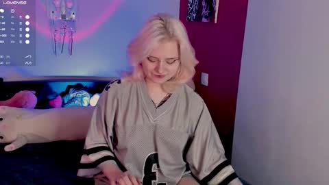 Snapshot of cigaretteduringsex chatting on 10-19-25, 11:11 Helen and Teya online show from 10-19-25, 11:11