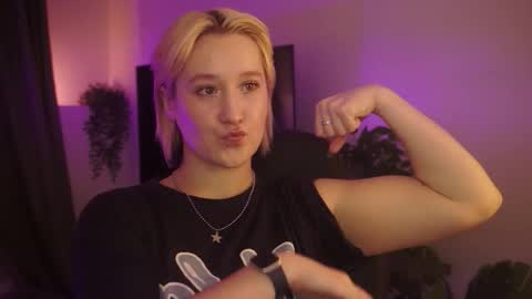 Snapshot of cinbellamy chatting on 10-07-25, 06:10 Cin Bellamy online show from 10-07-25, 06:10