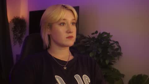 Snapshot of cinbellamy chatting on 10-08-25, 06:22 Cin Bellamy online show from 10-08-25, 06:22