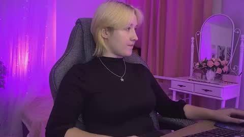 Snapshot of cinbellamy chatting on 11-02-25, 06:27 Cin Bellamy online show from 11-02-25, 06:27