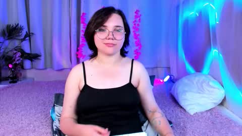 Snapshot of cinemagirl chatting on 09-25-25, 02:54 Lily online show from 09-25-25, 02:54