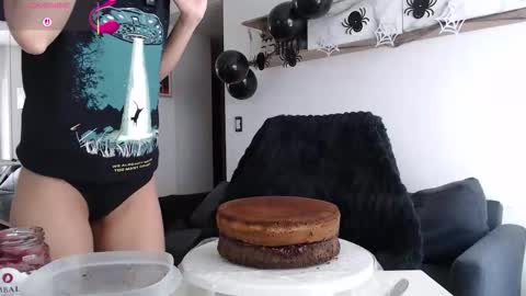 clairevarhol online show from 10-31-25, 04:52