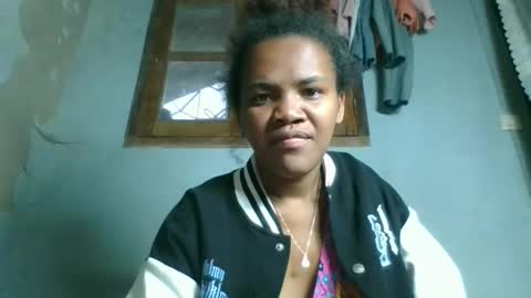 Snapshot of clarisse98 chatting on 10-21-25, 02:12 clarisse98 online show from 10-21-25, 02:12