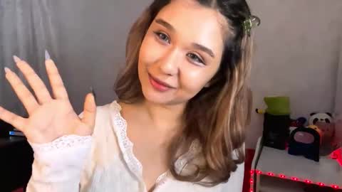 Snapshot of clary_cloud chatting on 11-20-25, 06:18 Lara online show from 11-20-25, 06:18