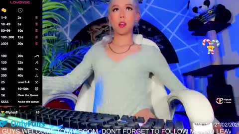 Snapshot of claudia_cooper chatting on 02-22-25, 02:28 online show from 02-22-25, 02:28